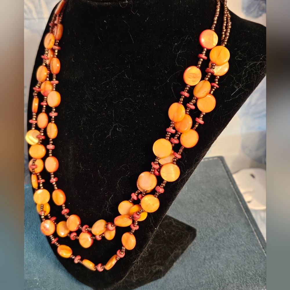 Orange shell necklace - Picture 2 of 3